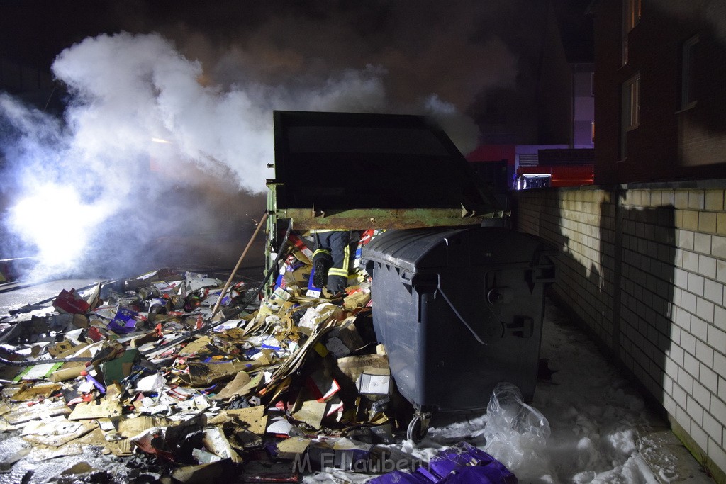 Feuer Papp Presscontainer Koeln Hoehenberg Bochumerstr P336.JPG - Miklos Laubert